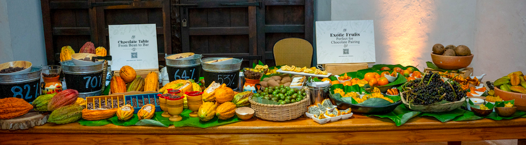 Mesa temática sensorial para evento corporativo — estación de maridaje premium