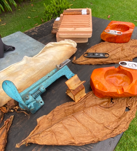 Personal rolling set and souvenir cigar, Tobacco Master Rolling by NAOS co